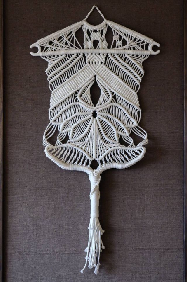 images/macrame/114-wallhanging-white-coathanger