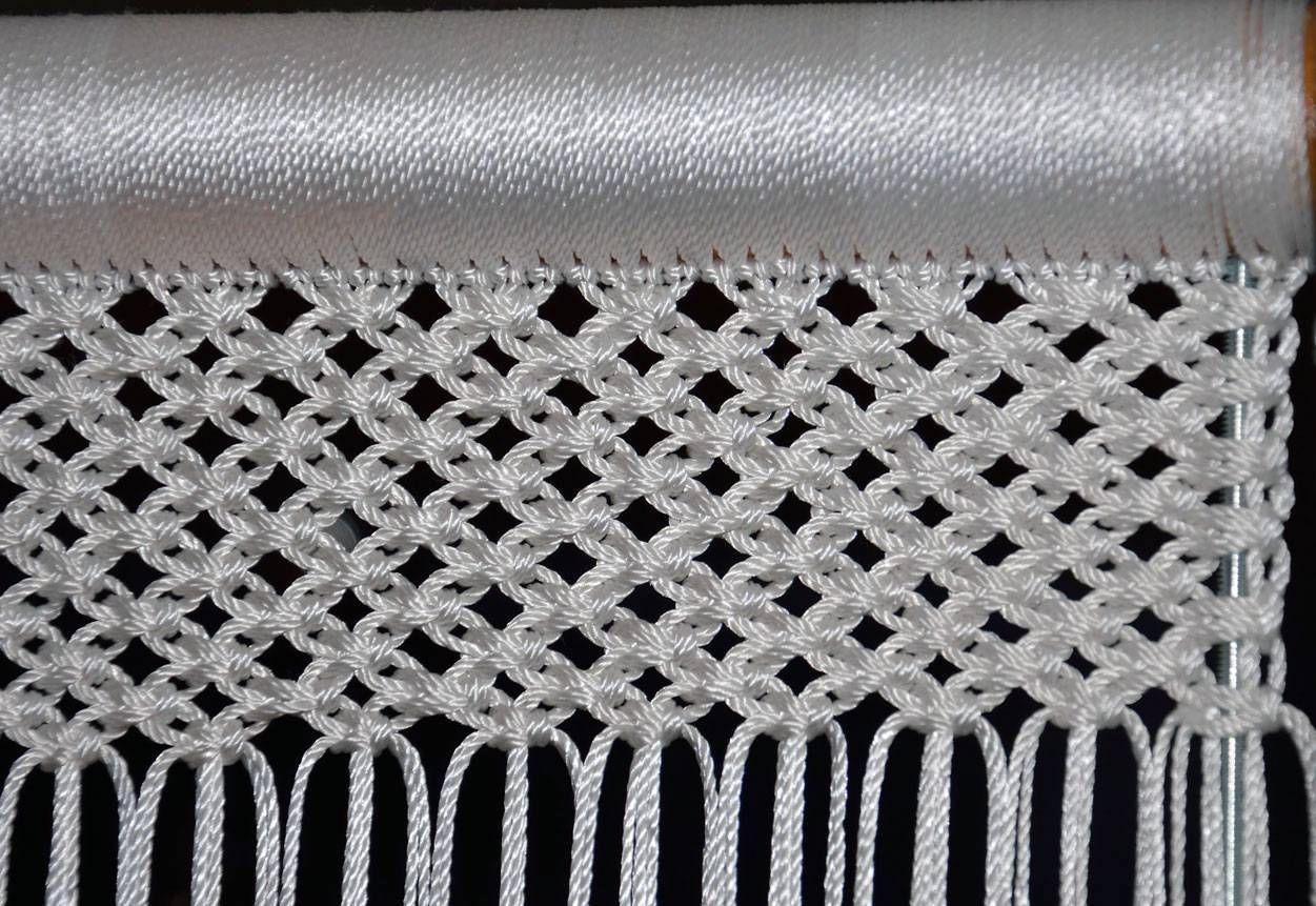 images/macrame/135-doorway-white-thin-strings